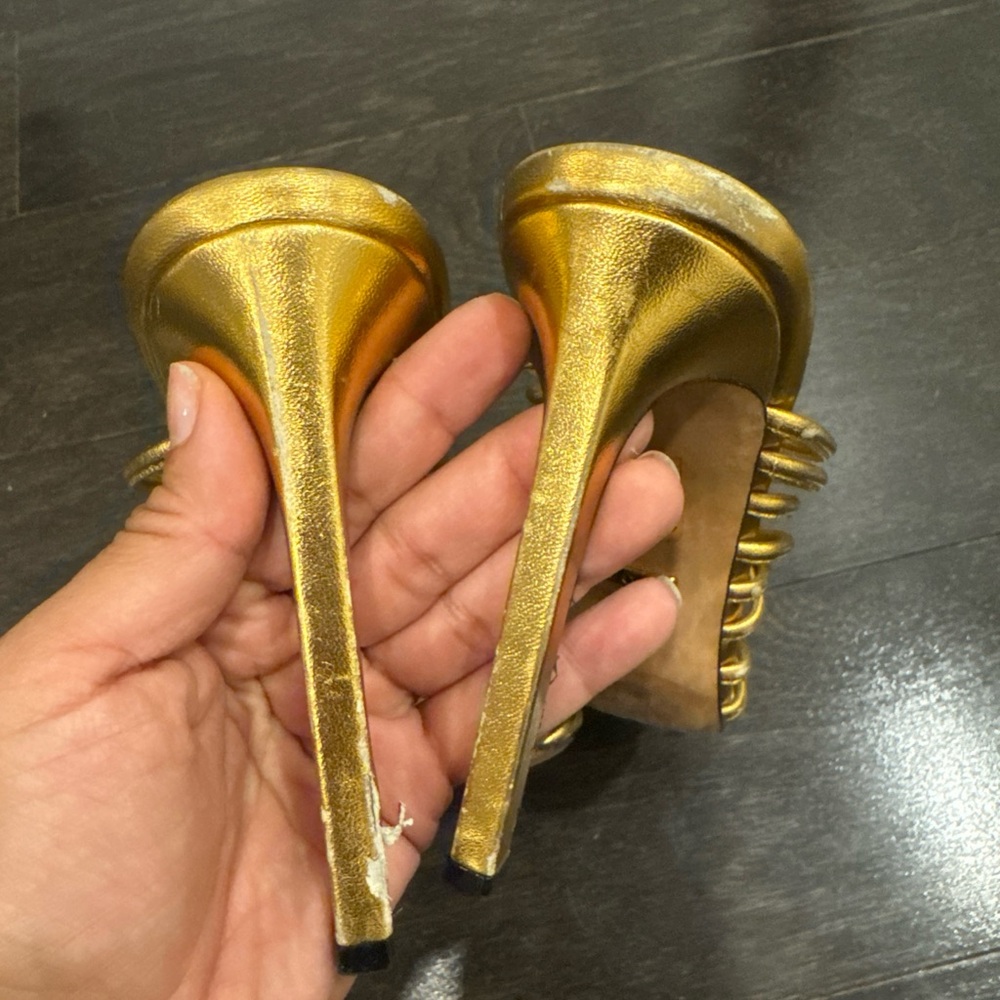 Gucci Women's Metallic Gold Woven Heels - Picture 7 of 12